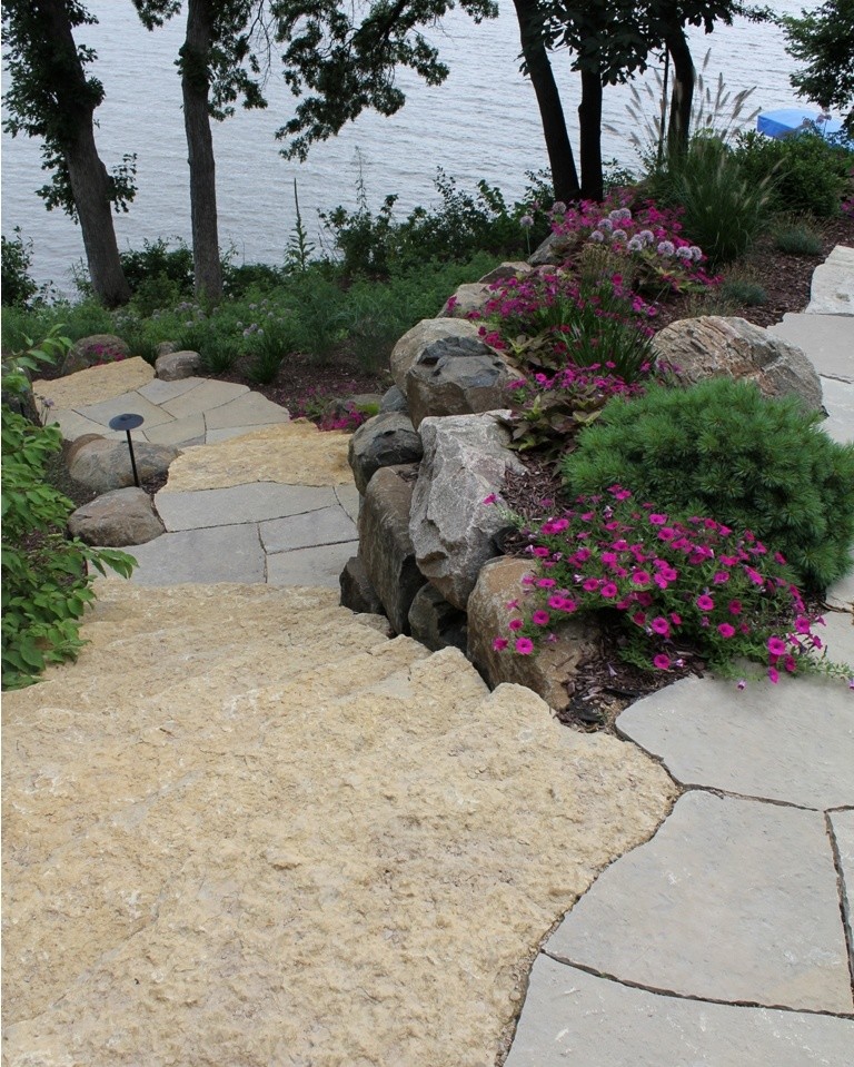 Diseño de jardín rústico de tamaño medio en verano en ladera con brasero, exposición parcial al sol y adoquines de piedra natural