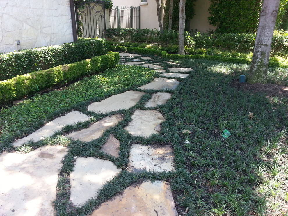 Photo of a mid-sized traditional full sun front yard stone landscaping in Dallas for fall.