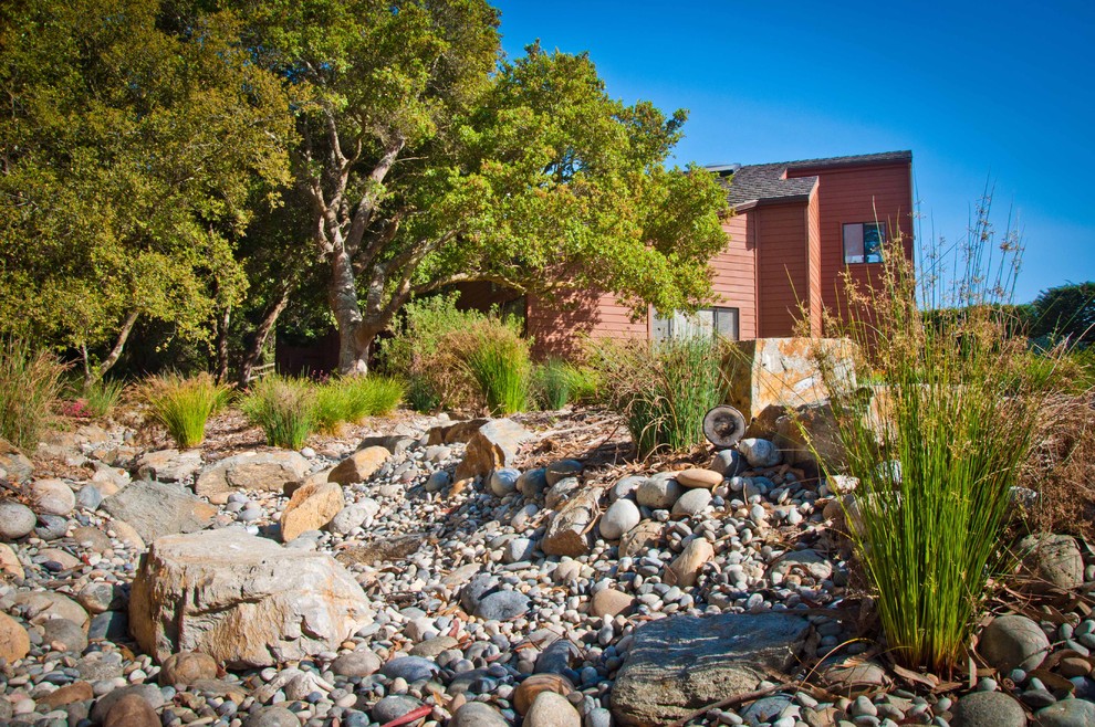 Mediterraner Garten hinter dem Haus mit Steindeko und Flusssteinen in San Luis Obispo