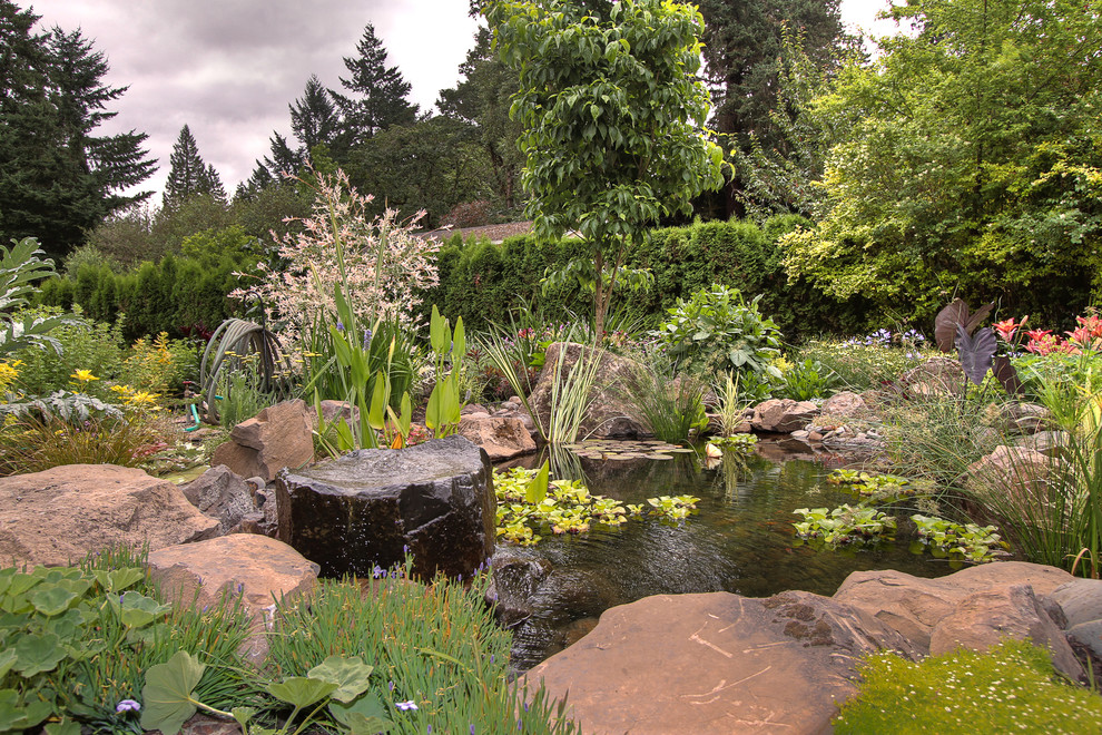 Bild på en vintage trädgård, med en fontän