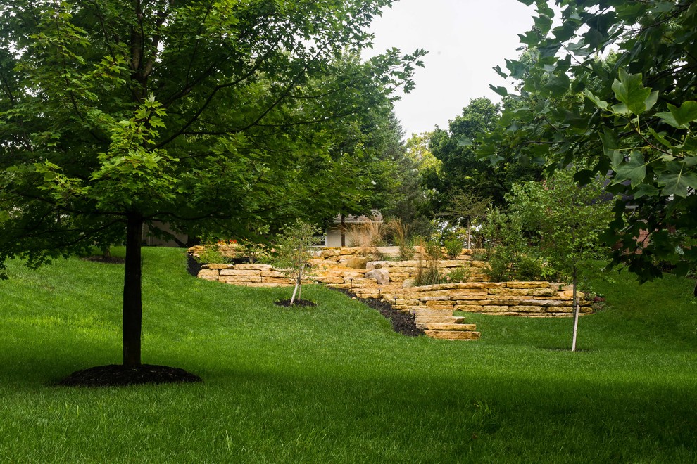 Inspiration pour un grand aménagement d'entrée ou allée de jardin arrière traditionnel l'été avec une exposition ensoleillée et des pavés en pierre naturelle.