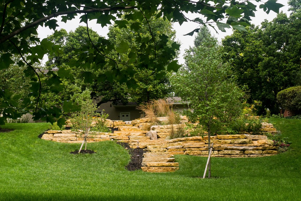 Свежая идея для дизайна: большой солнечный, летний участок и сад на заднем дворе в классическом стиле с садовой дорожкой или калиткой, хорошей освещенностью и покрытием из каменной брусчатки - отличное фото интерьера