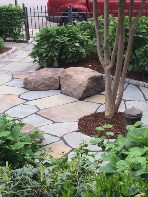 На фото: участок и сад среднего размера на заднем дворе в классическом стиле с полуденной тенью и покрытием из каменной брусчатки