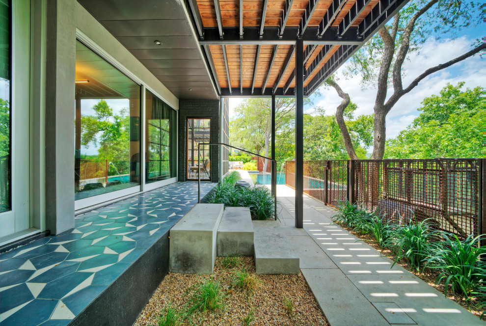 Großer, Schattiger Moderner Garten im Frühling, hinter dem Haus mit Gehweg und Natursteinplatten in Austin