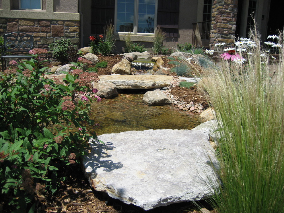 Стильный дизайн: солнечный, весенний участок и сад среднего размера на переднем дворе с хорошей освещенностью и покрытием из каменной брусчатки - последний тренд