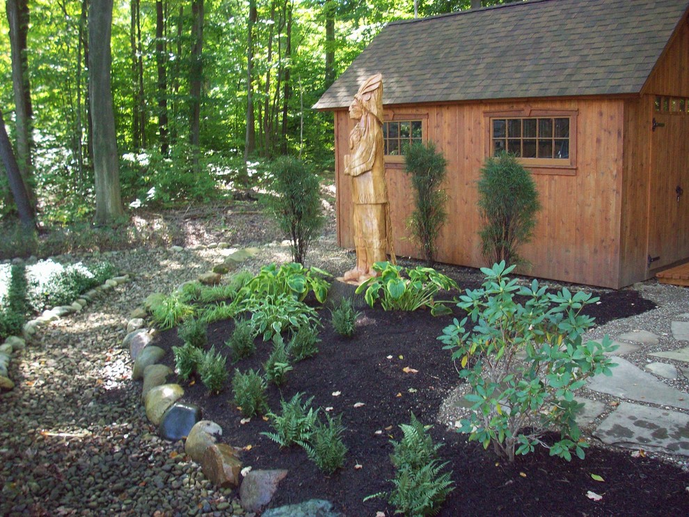 Idee per un giardino american style esposto a mezz'ombra di medie dimensioni e dietro casa con pavimentazioni in pietra naturale