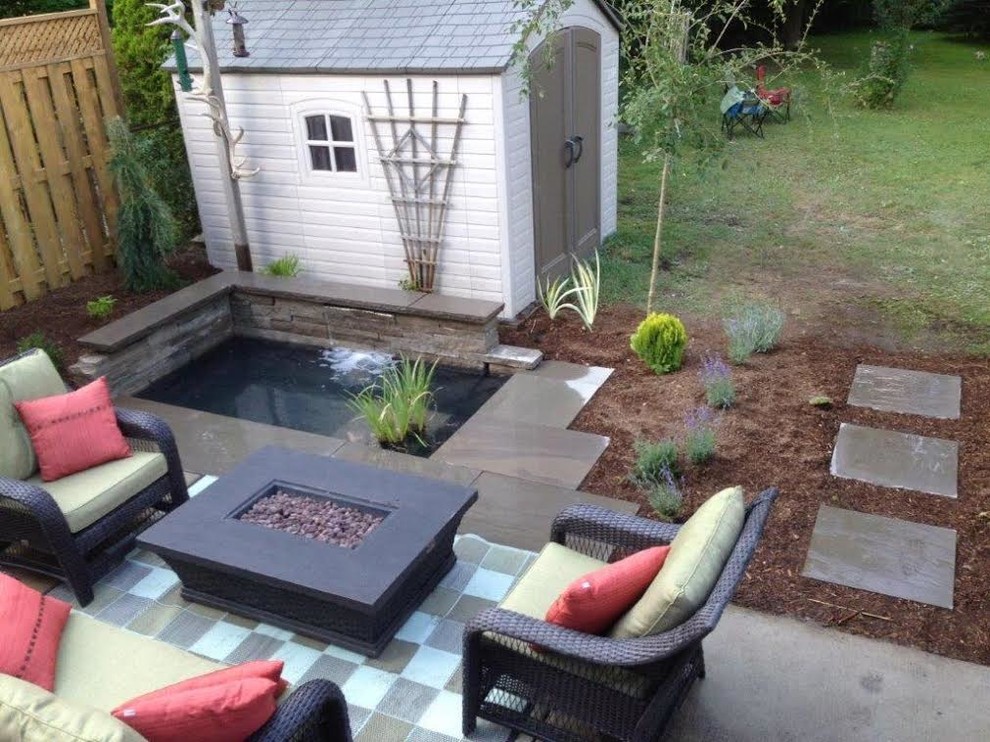 На фото: солнечный, летний сад с прудом среднего размера на заднем дворе в современном стиле с хорошей освещенностью и покрытием из каменной брусчатки с