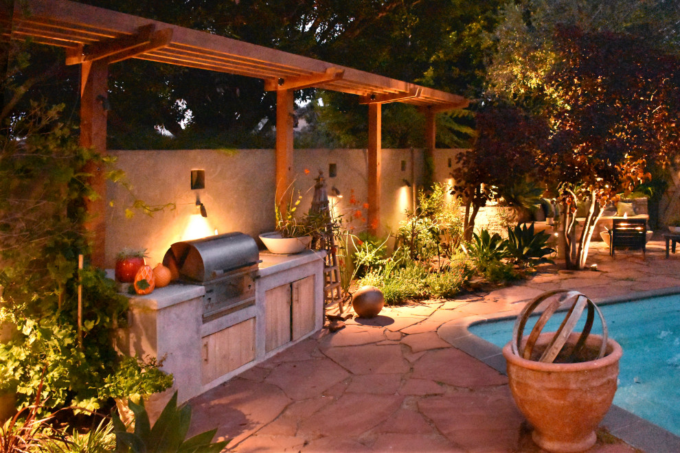 Mittelgroßer Eklektischer Garten im Sommer, hinter dem Haus mit direkter Sonneneinstrahlung, Natursteinplatten und Feuerstelle in Los Angeles