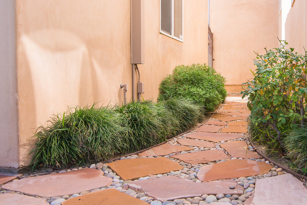 Ispirazione per un piccolo giardino formale american style esposto in pieno sole dietro casa in primavera con un ingresso o sentiero e pavimentazioni in pietra naturale