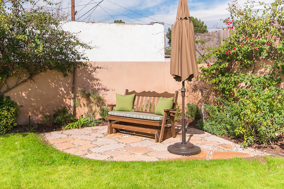 Geometrischer, Kleiner Mediterraner Gartenweg im Frühling, hinter dem Haus mit direkter Sonneneinstrahlung und Natursteinplatten in Los Angeles