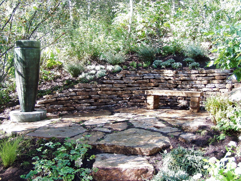 Cette photo montre un jardin nature avec des pavés en pierre naturelle.