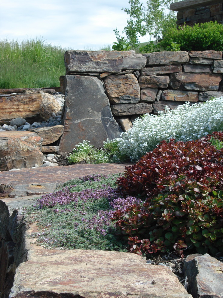 Ispirazione per un piccolo giardino formale tradizionale esposto in pieno sole dietro casa in primavera con un focolare e pavimentazioni in pietra naturale