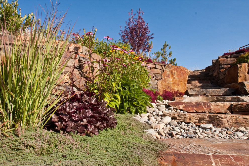 Idee per un piccolo giardino formale tradizionale esposto in pieno sole dietro casa in primavera con un focolare e pavimentazioni in pietra naturale