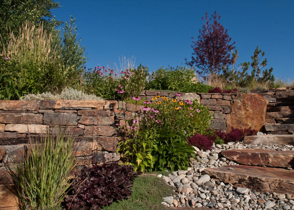Стильный дизайн: маленький солнечный, весенний регулярный сад на заднем дворе в классическом стиле с местом для костра, хорошей освещенностью и покрытием из каменной брусчатки для на участке и в саду - последний тренд