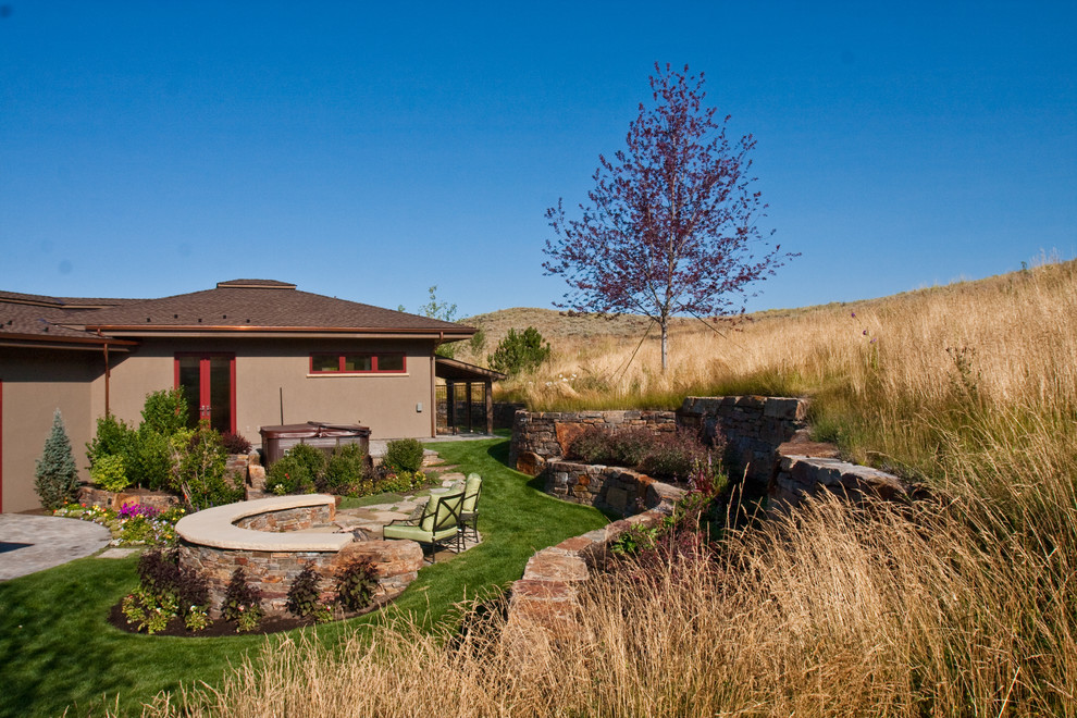 Geometrischer, Kleiner Klassischer Garten im Frühling, hinter dem Haus mit Feuerstelle, direkter Sonneneinstrahlung und Natursteinplatten in Boise