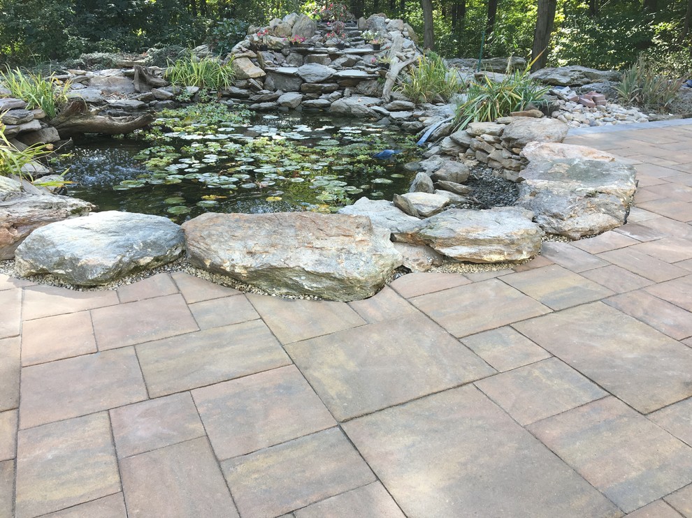 Großer Klassischer Gartenteich hinter dem Haus mit Natursteinplatten und direkter Sonneneinstrahlung in Sonstige