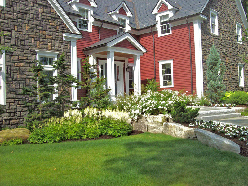 Immagine di un giardino formale rustico esposto in pieno sole di medie dimensioni e davanti casa in primavera con un ingresso o sentiero e pavimentazioni in cemento