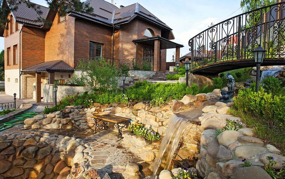 На фото: солнечный участок и сад на переднем дворе в стиле рустика с хорошей освещенностью и покрытием из каменной брусчатки