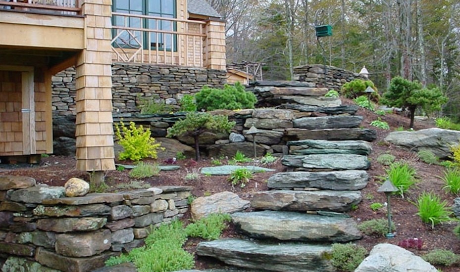 Ispirazione per un grande giardino formale american style esposto in pieno sole dietro casa con un muro di contenimento e pavimentazioni in pietra naturale