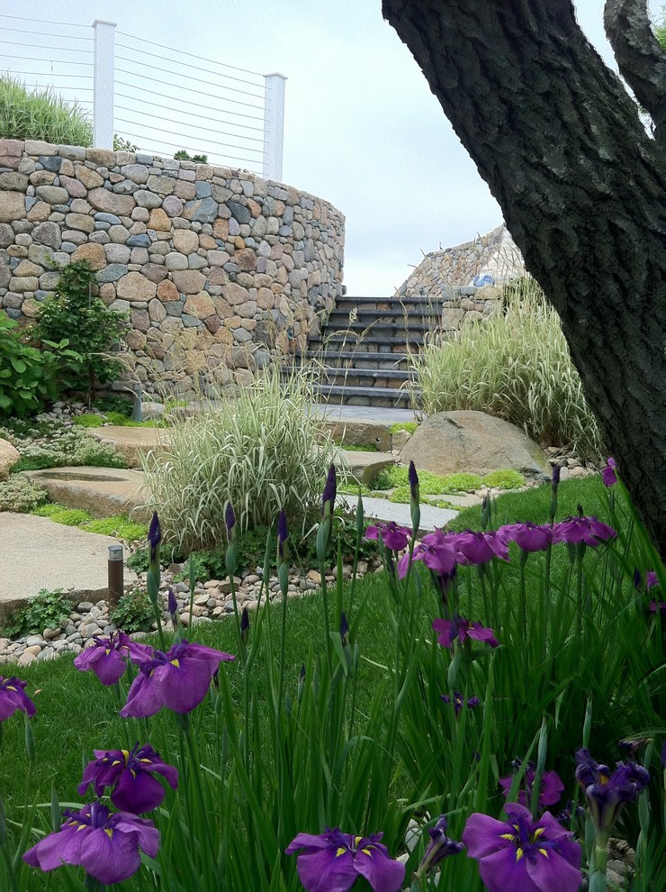 Inspiration pour un jardin avant traditionnel au printemps et de taille moyenne avec une exposition ensoleillée et des pavés en pierre naturelle.