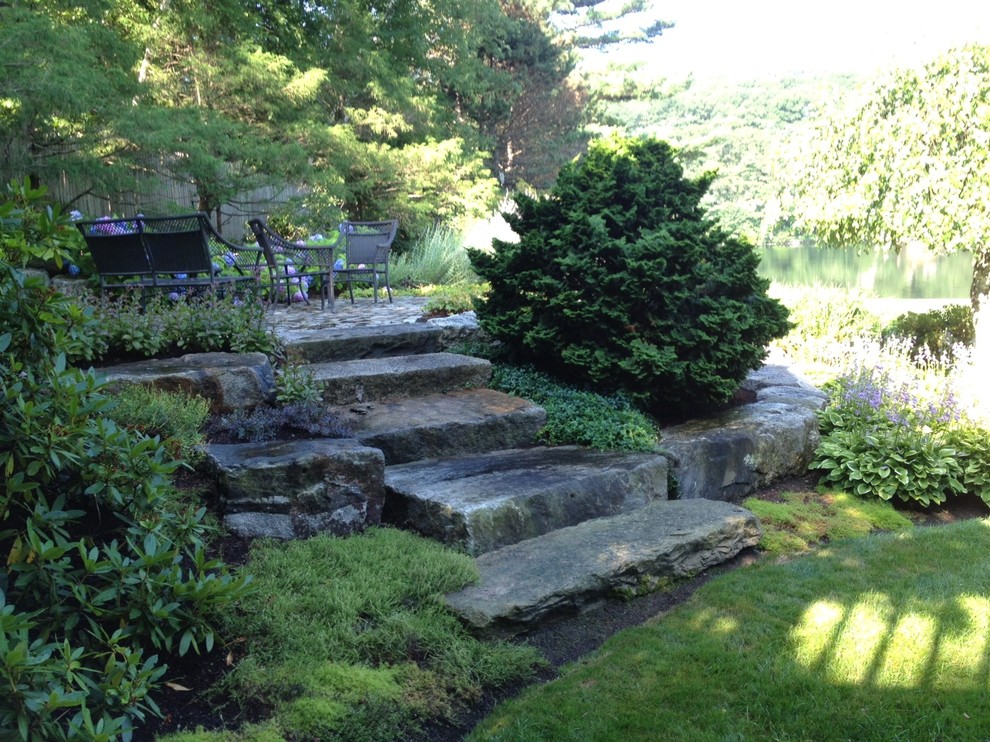 Aménagement d'un jardin avant montagne de taille moyenne et au printemps avec une exposition ensoleillée et des pavés en pierre naturelle.