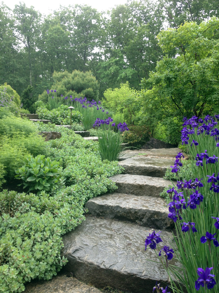 Пример оригинального дизайна: солнечный, весенний регулярный сад среднего размера на переднем дворе в стиле рустика с хорошей освещенностью и покрытием из каменной брусчатки