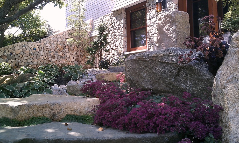 Esempio di un giardino formale chic esposto in pieno sole di medie dimensioni e davanti casa in primavera con un ingresso o sentiero e pavimentazioni in pietra naturale