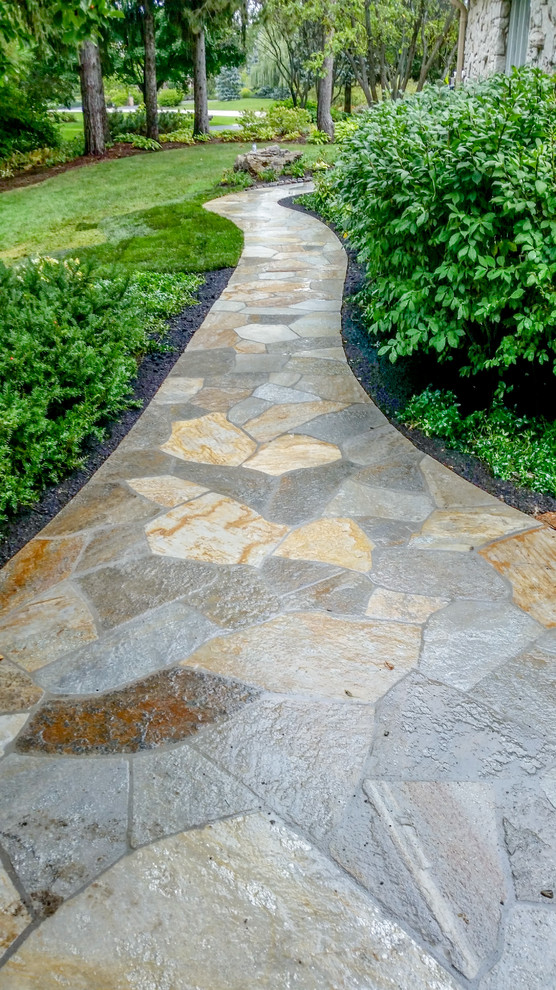 Foto de camino de jardín tradicional grande en patio delantero con adoquines de piedra natural