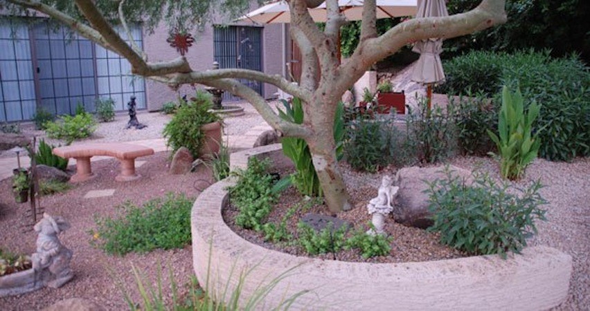 Immagine di un grande giardino formale etnico esposto a mezz'ombra davanti casa con fontane e pavimentazioni in pietra naturale