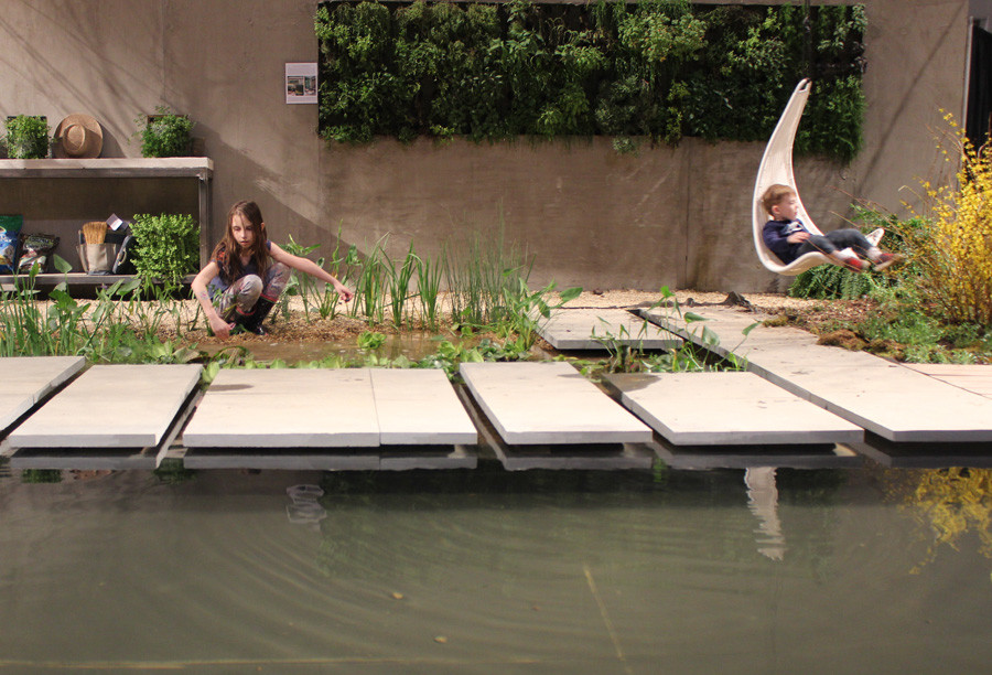 Inspiration for a contemporary garden in Chicago.