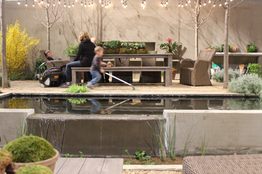 Moderner Garten mit Wasserspiel in Chicago