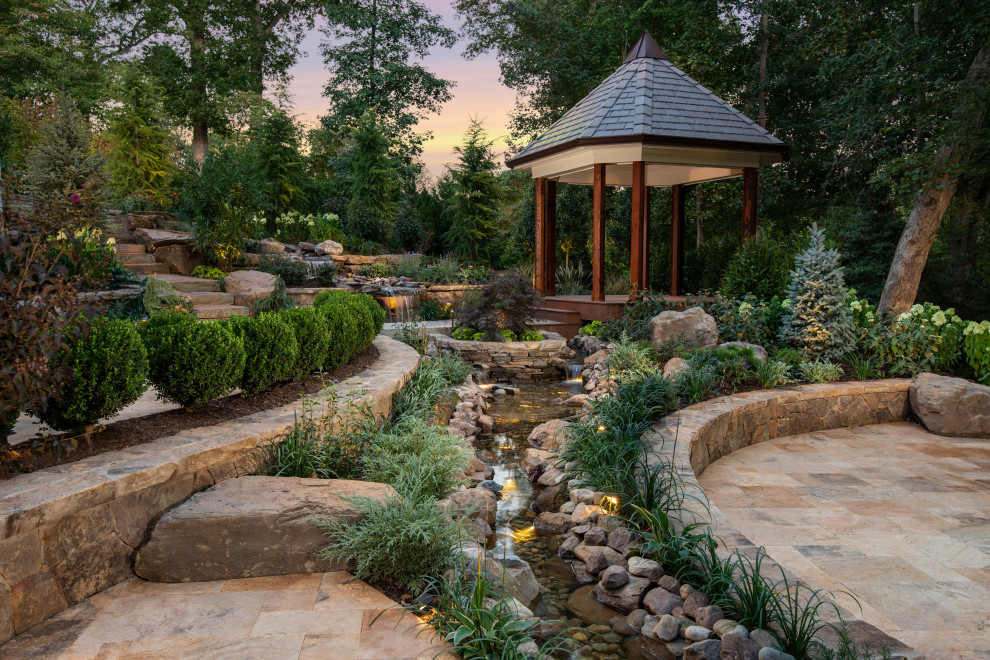 Cette image montre un jardin traditionnel avec un bassin et une exposition partiellement ombragée.