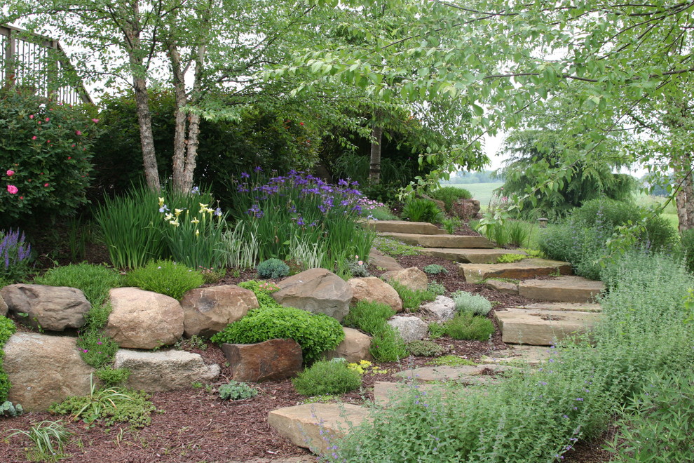 Foto di un grande giardino tradizionale esposto a mezz'ombra dietro casa con un ingresso o sentiero e pavimentazioni in pietra naturale