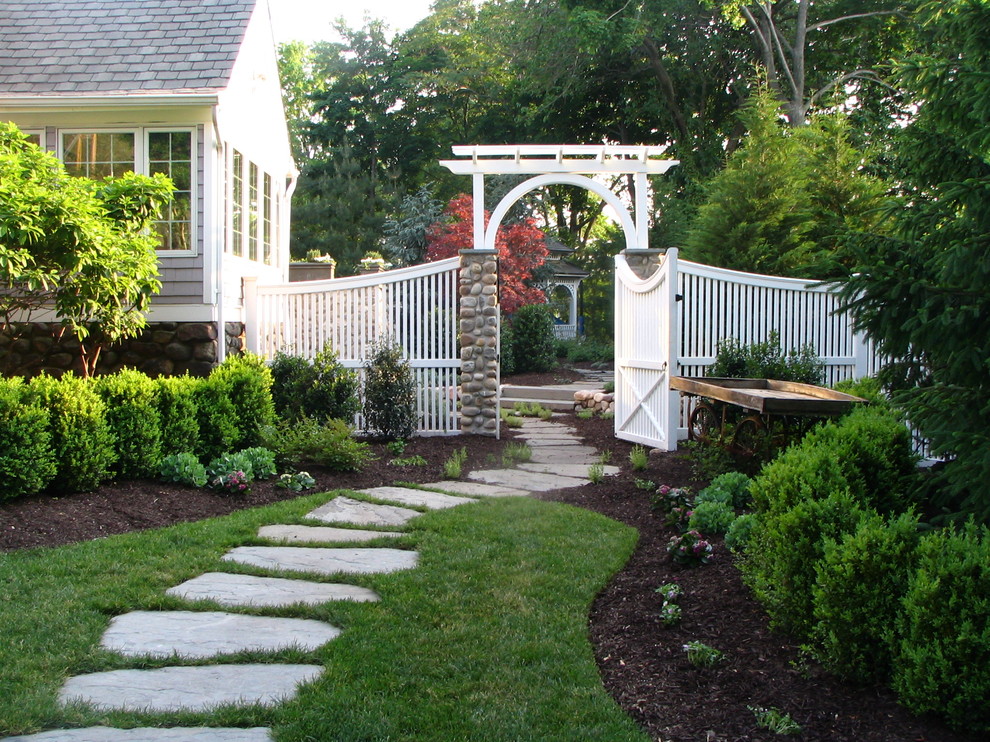 Свежая идея для дизайна: участок и сад на переднем дворе - отличное фото интерьера