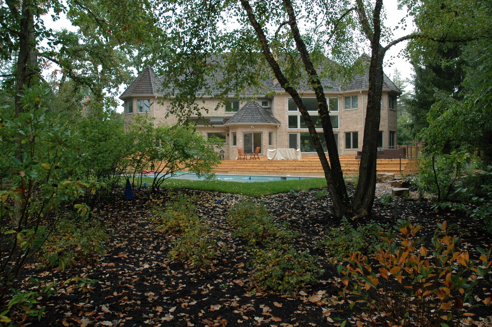 Foto di un grande giardino minimal esposto a mezz'ombra dietro casa con pedane