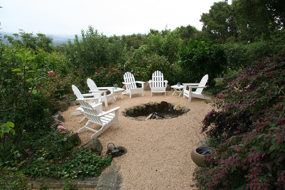 Inspiration for a traditional landscaping in Santa Barbara with a fire pit.