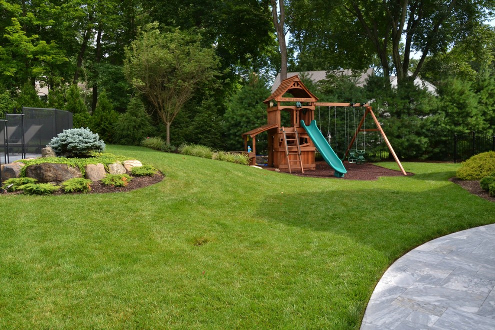 Ispirazione per un piccolo giardino rustico esposto a mezz'ombra dietro casa in estate con uno spazio giochi