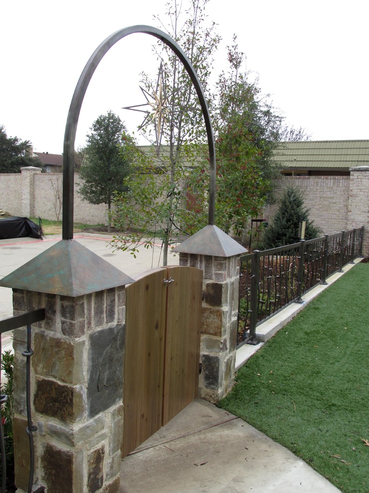 Photo of a mid-sized southwestern side yard stone garden path in Dallas.