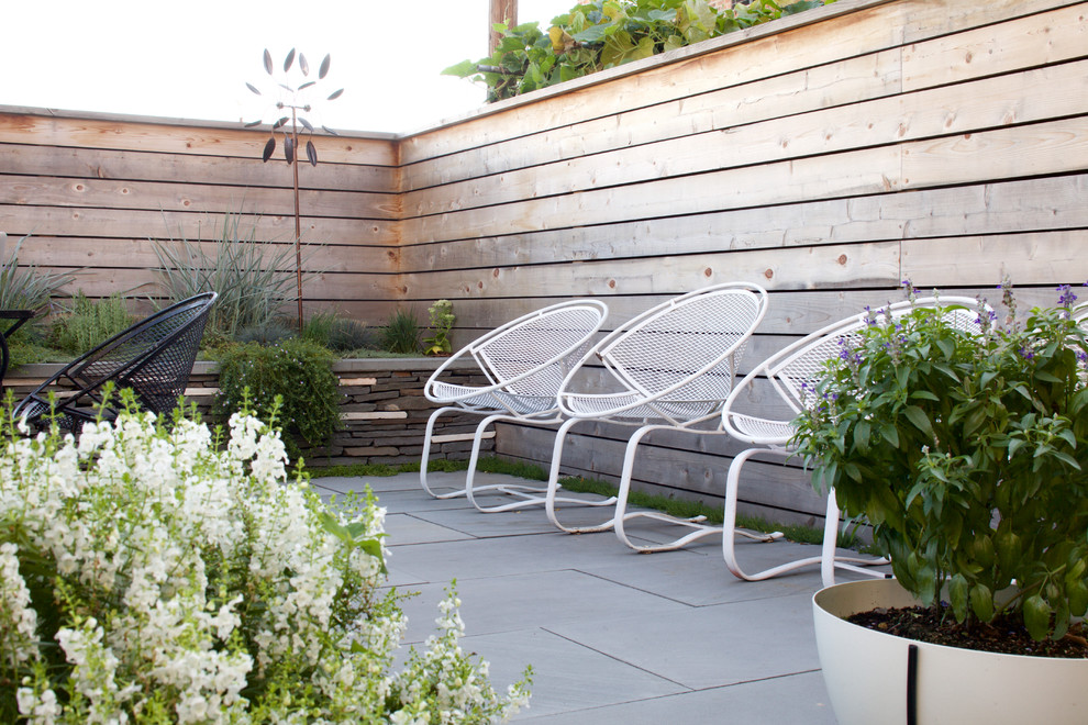 Свежая идея для дизайна: регулярный сад среднего размера на заднем дворе в стиле ретро с подпорной стенкой - отличное фото интерьера
