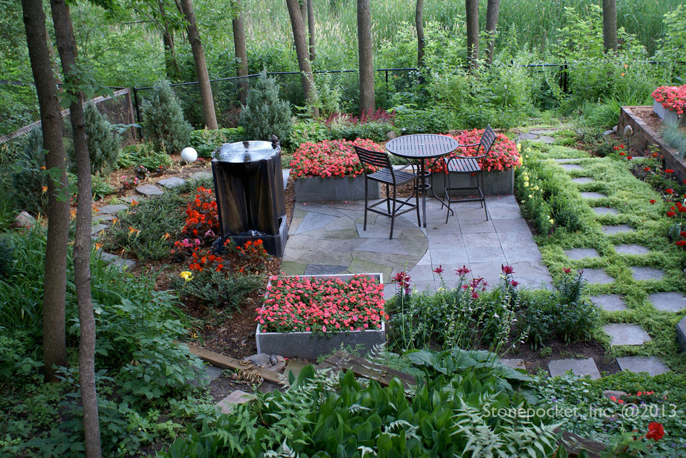 Foto di un giardino minimal in ombra dietro casa con un giardino in vaso e pavimentazioni in pietra naturale