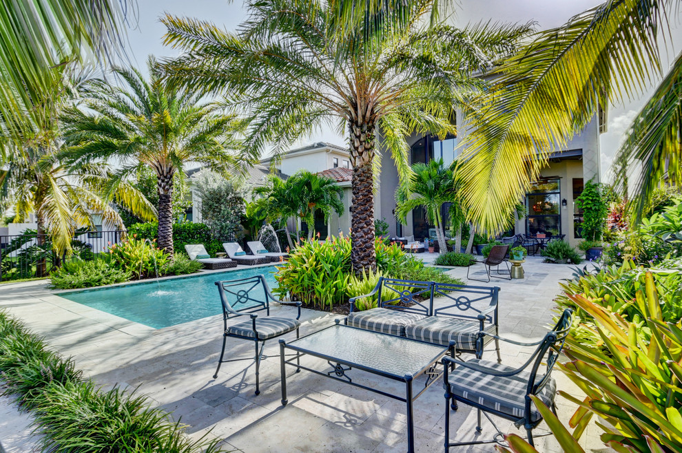 Geometrischer, Mittelgroßer Garten hinter dem Haus mit direkter Sonneneinstrahlung und Natursteinplatten in Miami