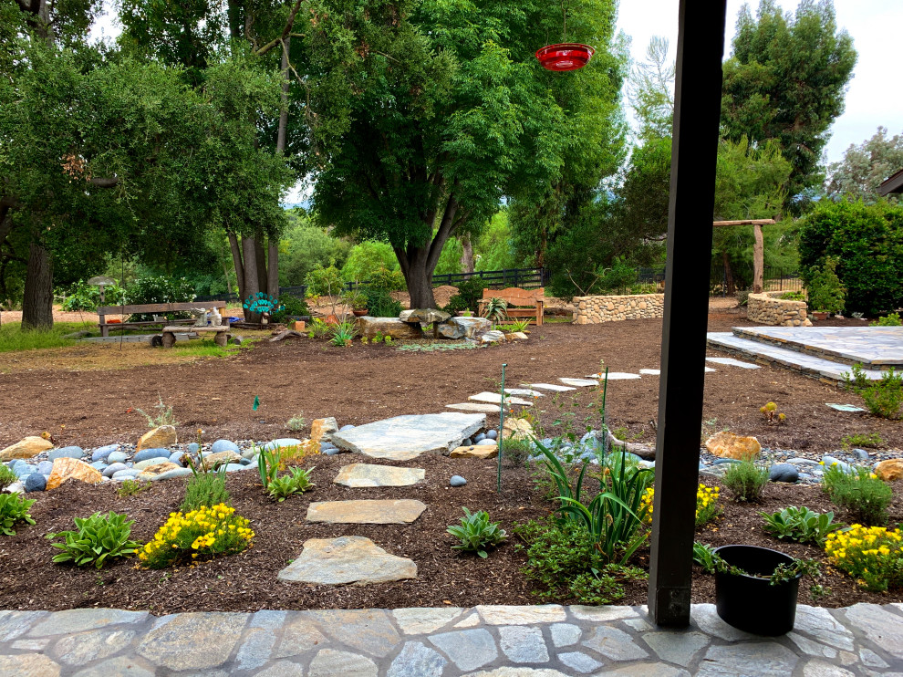 Esempio di un giardino xeriscape mediterraneo dietro casa con pavimentazioni in pietra naturale