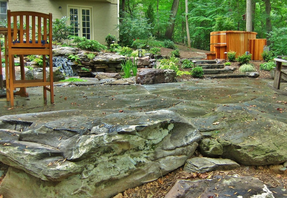 Diseño de jardín ecléctico, de tamaño medio, en ladera, con adoquines de piedra natural y jardín francés