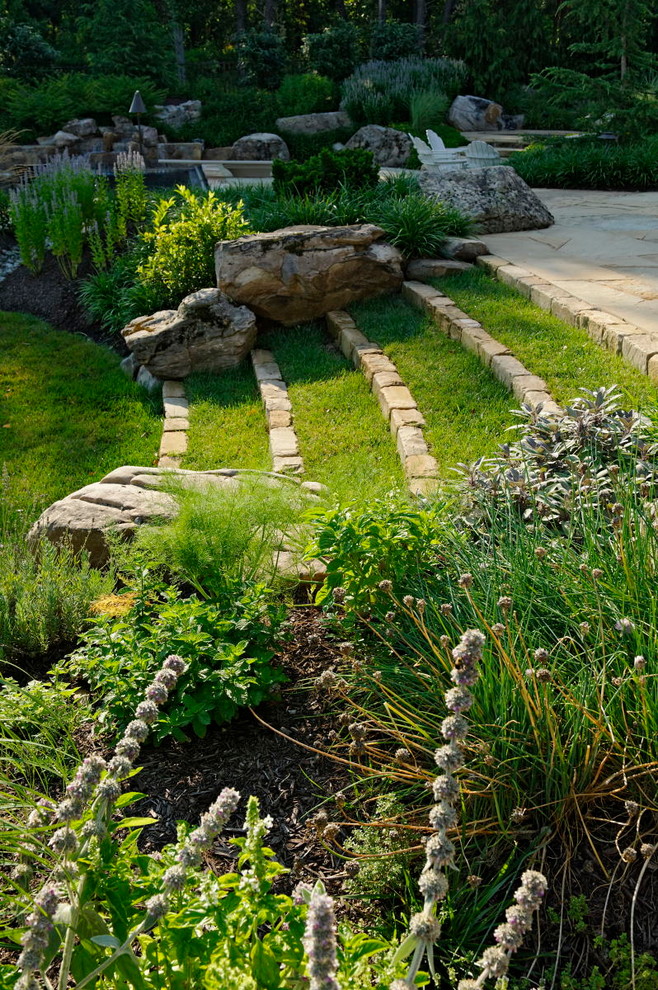 Modelo de jardín clásico de tamaño medio en ladera con adoquines de ladrillo