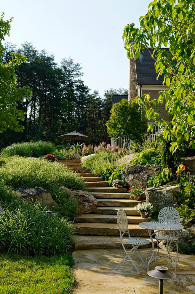 На фото: участок и сад на склоне в современном стиле с покрытием из каменной брусчатки