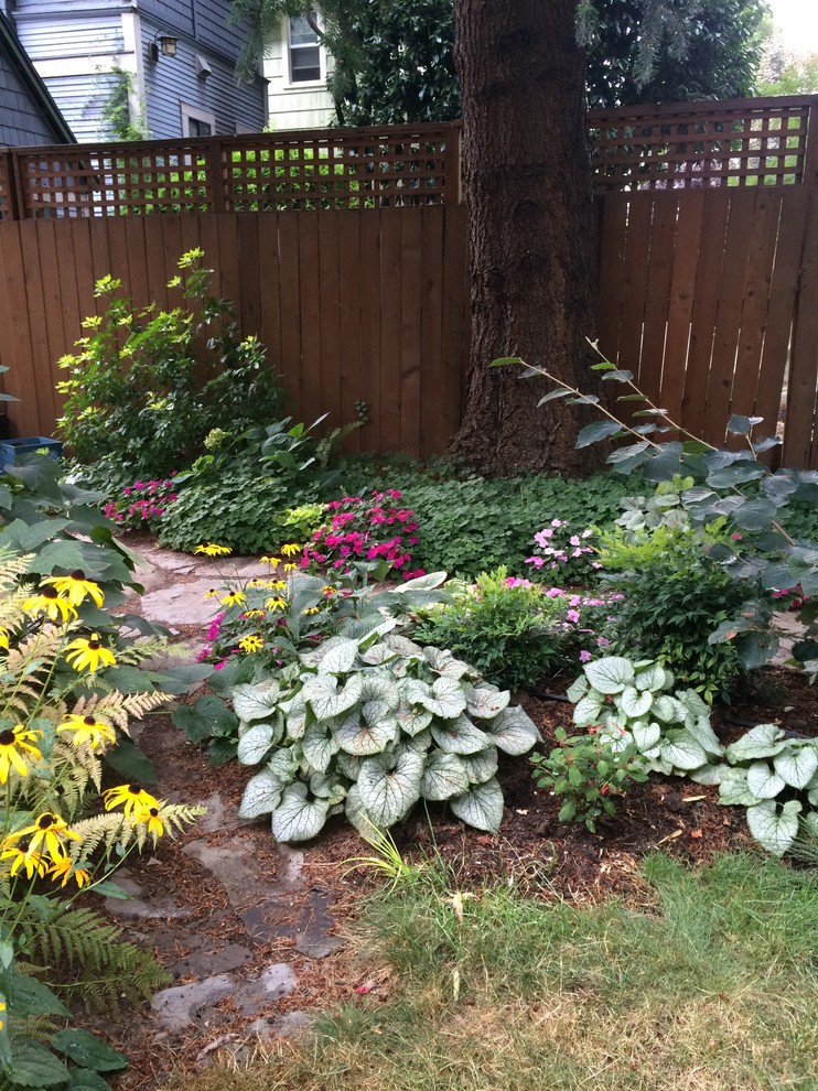 Источник вдохновения для домашнего уюта: маленький тенистый участок и сад на заднем дворе с садовой дорожкой или калиткой и покрытием из каменной брусчатки для на участке и в саду