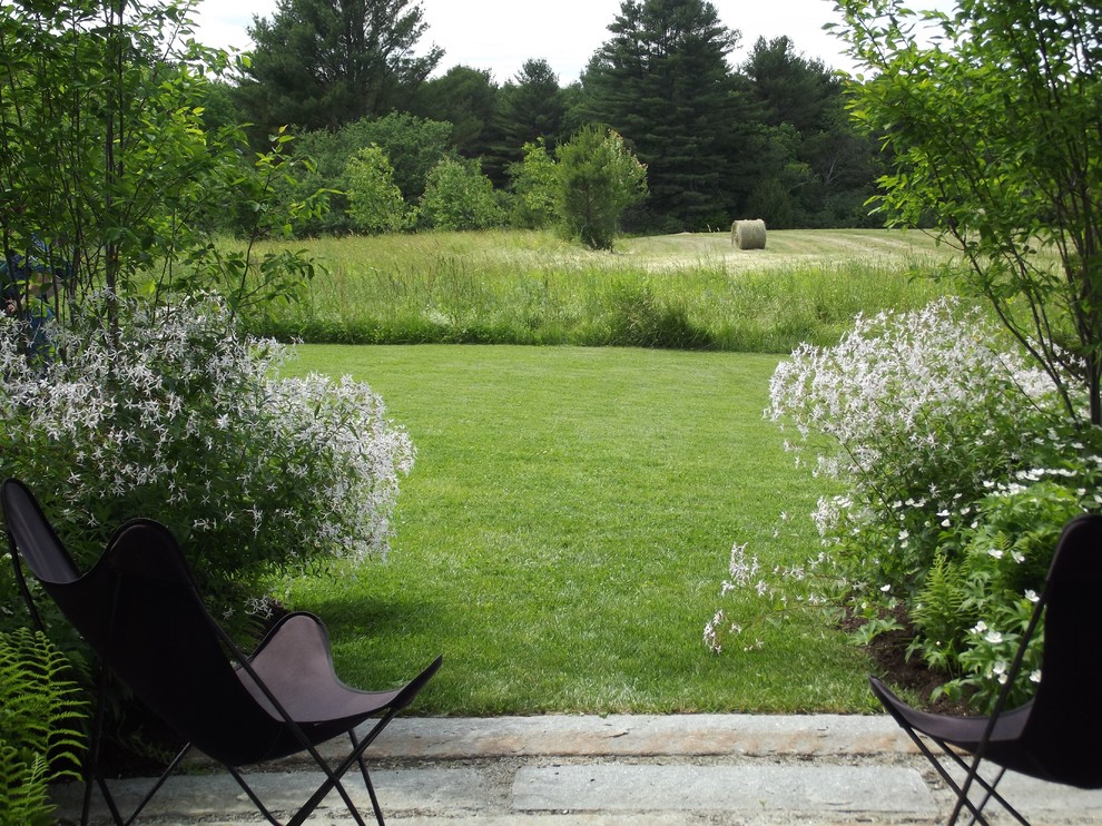 Großer, Halbschattiger Moderner Garten neben dem Haus mit Natursteinplatten in Boston