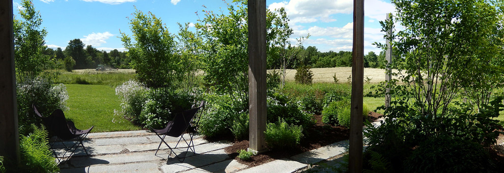 На фото: большой участок и сад на боковом дворе в современном стиле с полуденной тенью и покрытием из каменной брусчатки с