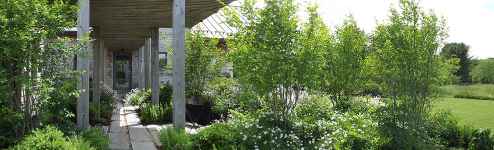 Esempio di un grande giardino design esposto a mezz'ombra nel cortile laterale con pavimentazioni in pietra naturale