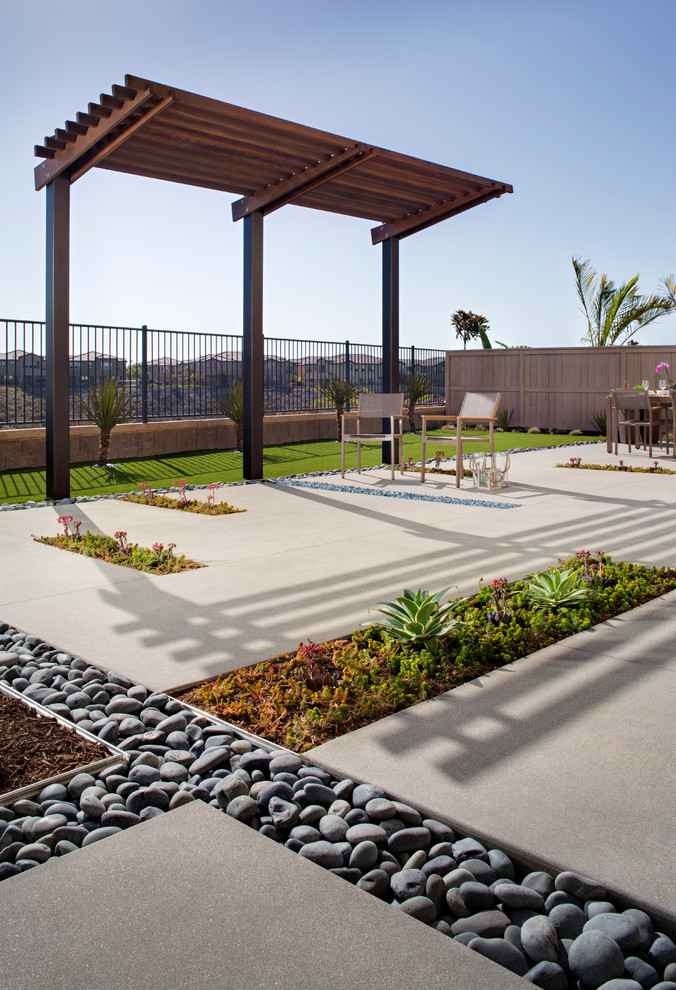 Ispirazione per un giardino minimal esposto in pieno sole di medie dimensioni e dietro casa in estate con un focolare e pavimentazioni in cemento